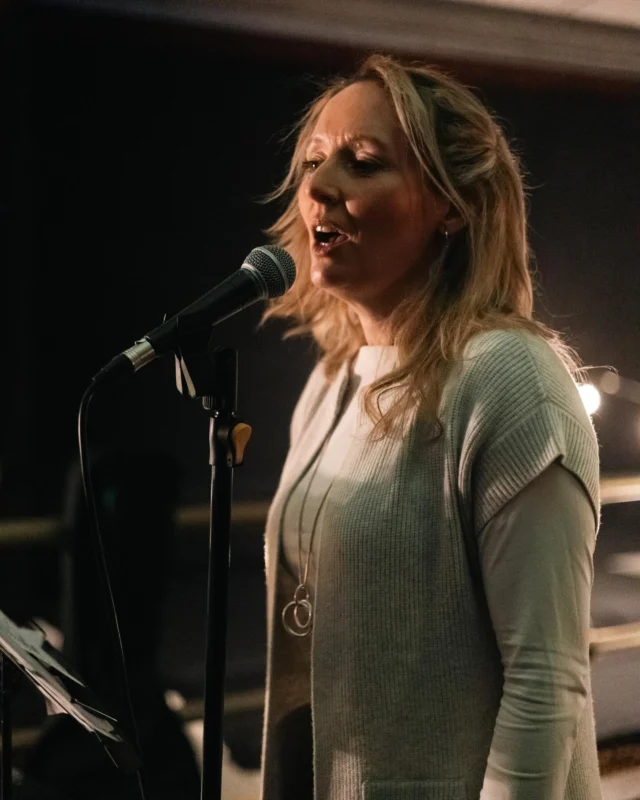 Did you know that Top of the Rock teaches vocals?🎤

Our #stratforduponavon and #leeds sites houses some fantastic vocal teachers who work on improving your vocal confidence, technique and range. Get In touch to book your FREE first lesson 🤘🏻