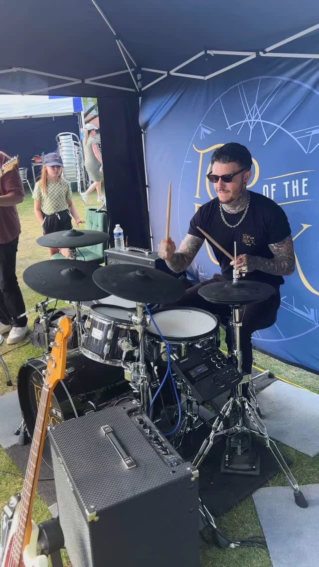 A little impromptu jam at @pursuitsfestivalstratford recently 🤘🏻 

We will also be offering FREE music lessons at the upcoming @pursuitfestivalwarwick in Warwick on June 14th and 15th. Feel free to pop down and see us there!✨