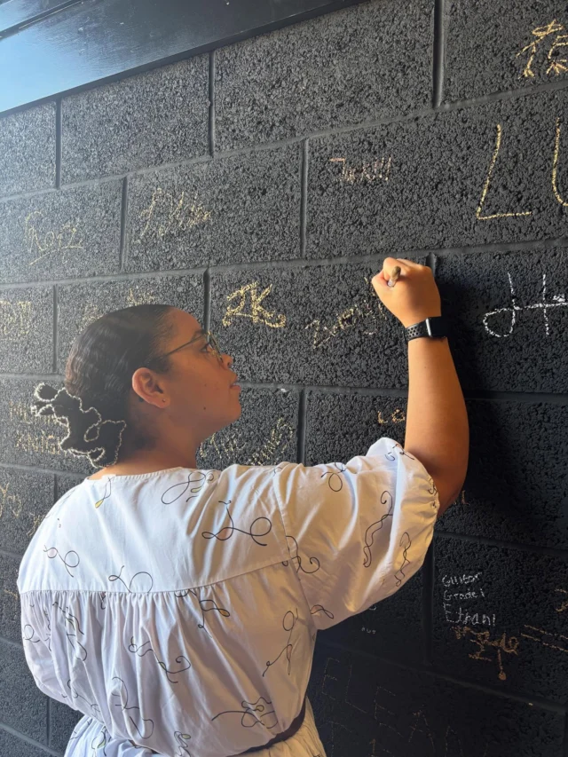 Our fantastic vocal teacher @zweyla finally got to sign the Rop Rock wall of fame!✍️

All students who pass a music grade with us can also sign their names at our #stratforduponavon studio, so get practising Top Rockers for your chance to sign the wall ✨
