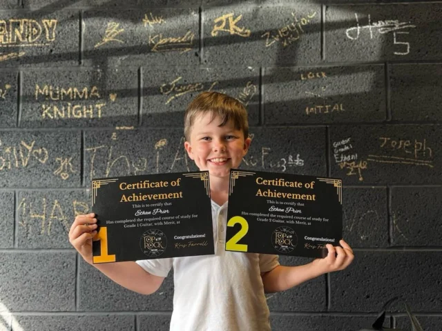 Big man Ethan smashing through his guitar grades, and with a big smile on his face🎸😄 

Drop us a message if you’re interested in booking your FREE Guitar, Drum, Piano or Vocal lesson at any of our 3 awesome studios ✌🏻