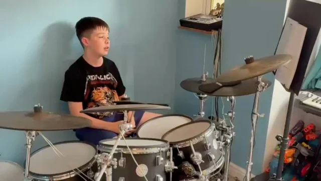 The face of absolute MISERY after loosing a bet 😅 

Alex is a huge rock and metal music fan and had a lesson with Kris last week. During their lesson, Kris mentioned he was thinking of shaving his head to which Alex said ‘I bet you won’t’. If Alex won, he could have a free lesson, If Kris won, he had to learn Taylor Swifts ‘Shake it off’…

Better luck next time Alex 😂✌🏻