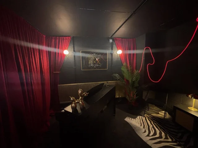 Our new room in our #stratforduponavon studio is going down a HIT ♥️

Top rock staff are delivering #piano #vocal and #guitar lessons from the new space and so far the students are really enjoying the new room! 

Let us know your thoughts 📣